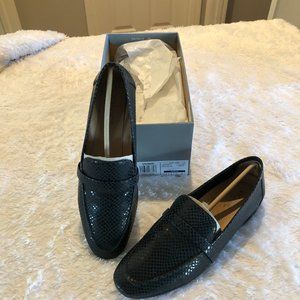 Gently worn with box black Vionic Zana Lizard loafer